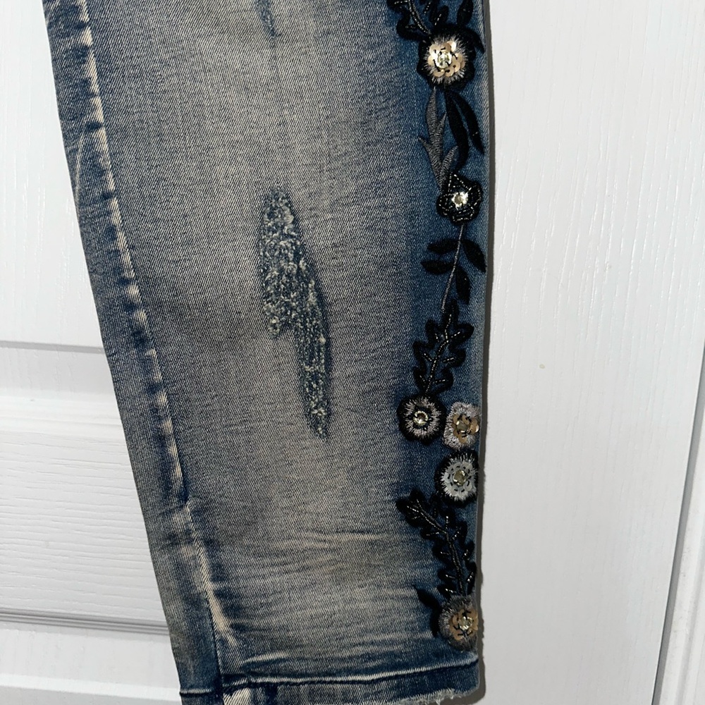 Embroidered Skinny Jeans with Black Floral Design - Picture 4 of 8